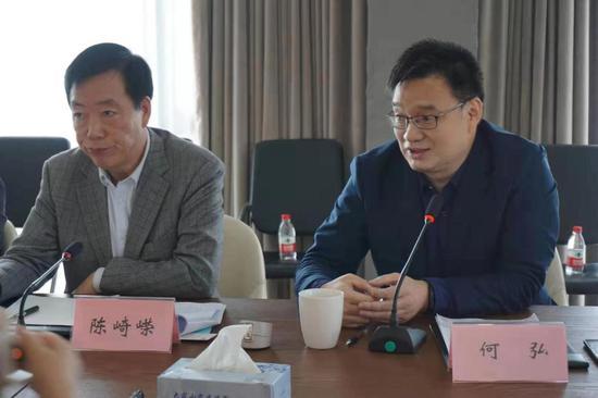 研讨会由中国作协网络文学委员会主任陈崎嵘主持