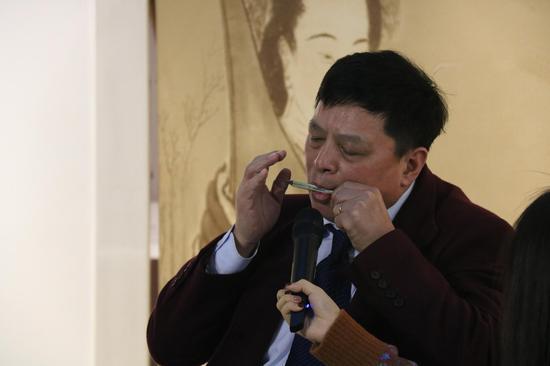 范子烨老师在讲座现场演奏