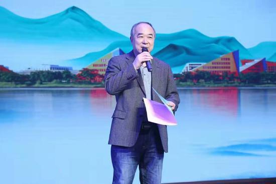 十月杂志主编陈东捷宣读2020年度“松山湖·《十月》年度中篇小说榜”上榜篇目