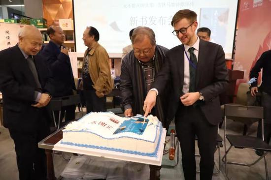 与会嘉宾为作者大流士·托马斯·莱比奥达庆生