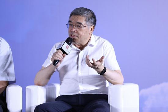 在朱永新看来,阅读是推进社会进步、推进社会公平最有效的利器
