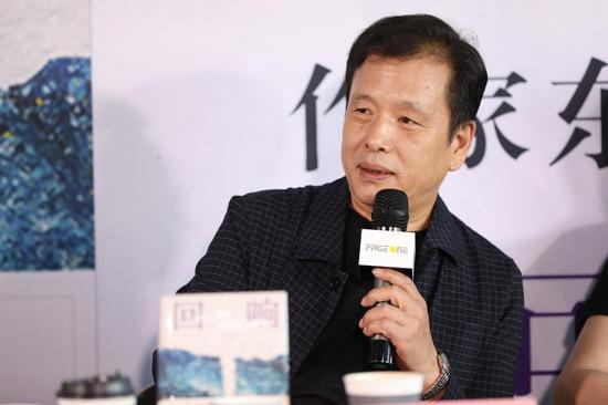 李敬泽认为:“《回响》是在我们这个时代对于人的生存的一系列基本问题的非常复杂的反讽的小说。”