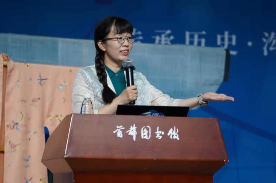 《明鉴》作者蒋玉秋博士做“明鉴:走进真实的明代衣冠”的专题讲座