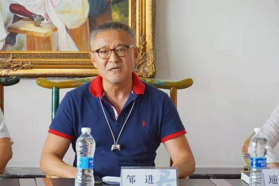 人天书店董事长、诗人、《小小诗画家 给孩子365堂美育课》作者邹进发言