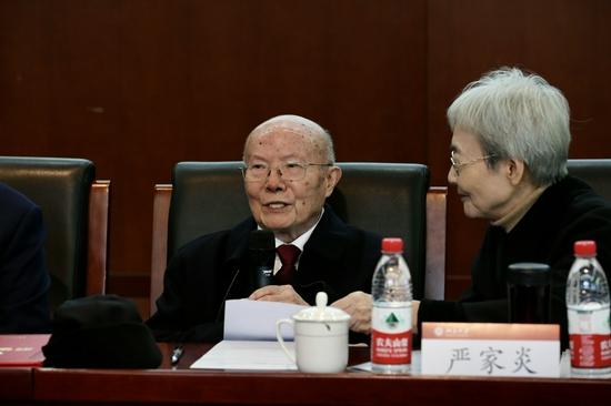 严家炎先生是第二代中国现代文学研究者中的“领军人物”