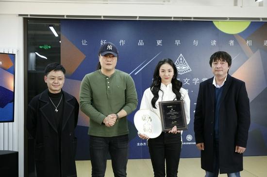 唐诗逸-代徐皓峰领奖