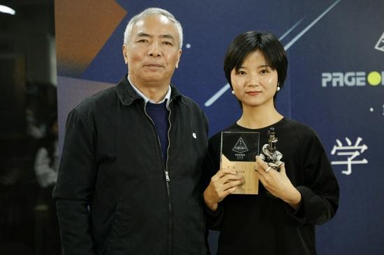 格非代表PAGEONE评审团为东来颁发首赏