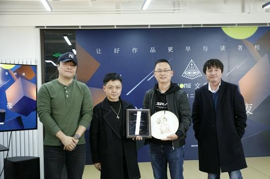 杨晚晴领奖