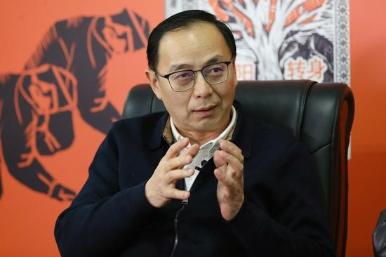 范稳在《太阳转身》中塑造了卓世民和曹前宽两个不同类型的英雄形象