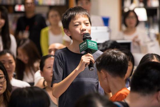 现场小朋友参与互动积极提问