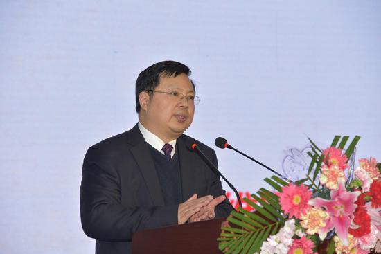 “2019全国馆社高层论坛”由《图书馆报》副社长高德明主持