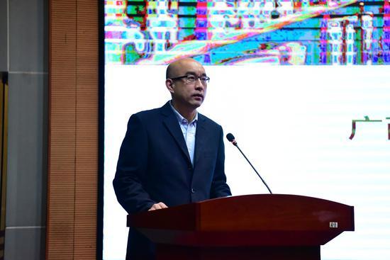重庆图书馆副馆长王宁远主持开幕式(廖茹画摄)