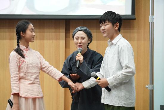 “小十月”文学社成员表演了著名儿童文学作家曹文轩作品《青铜葵花》的儿童剧