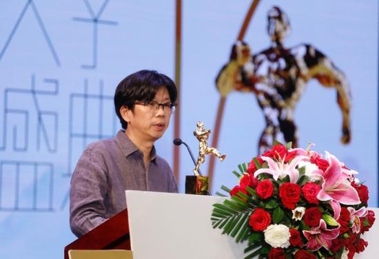 陈东东摘得第17届华语文学传媒盛典“年度诗人”桂冠 摄影:陈辉
