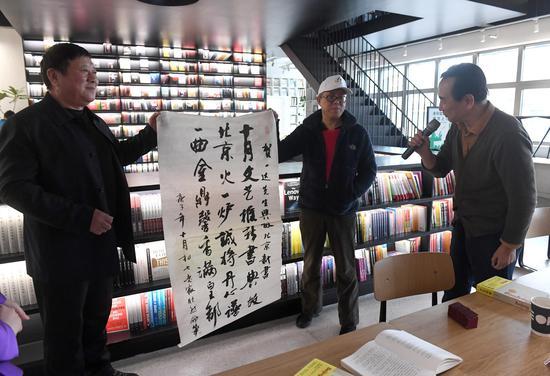 刘一达的忠实读者送来“贺礼”