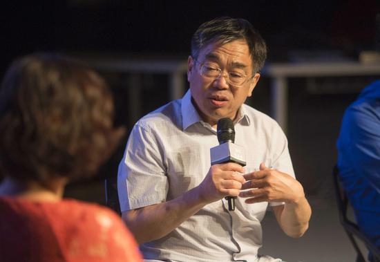 马勇认为不同的视角是许知远“创建一种新的写作传统”中非常重要的一环