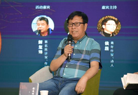 王梓夫深谙运河的各种历史掌故,素有“漕运史公”的美誉(罗晓光 摄)