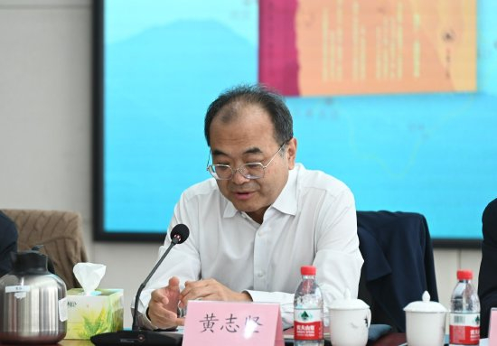 中国出版集团党组书记、董事长黄志坚发言