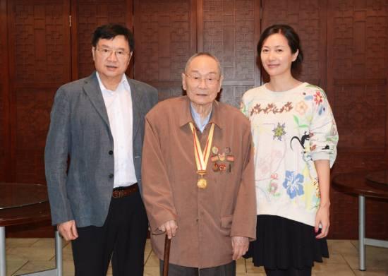 徐子建(左一), 中间为书的主人公徐成沄,现年103岁,右一徐静蕾。