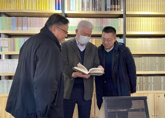 嘉宾在新开业的灿然书屋内