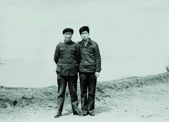 马未都与父亲马丹林,1980年,黄河边