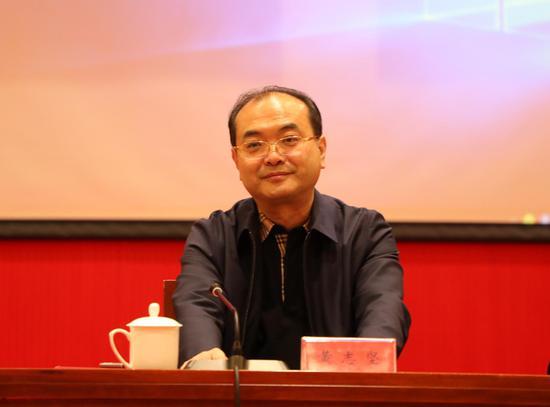 中国出版集团有限公司董事长、党组书记,中国出版传媒股份有限公司董事长黄志坚发言