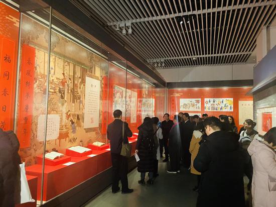 领导及嘉宾参观“书香盈岁月 新桃换旧符——2020年国家图书馆年俗文化展”