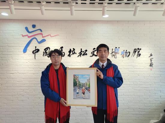 《爷爷的马拉松》绘者、设计师孙威向博物馆捐赠封面画作