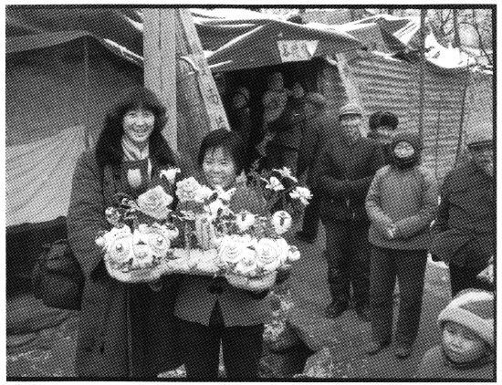 陕西华县农村里,结婚时新娘姥姥家送来祝贺的双虎头龙身鱼尾大面花。图为作者之一杨阳手捧面花。