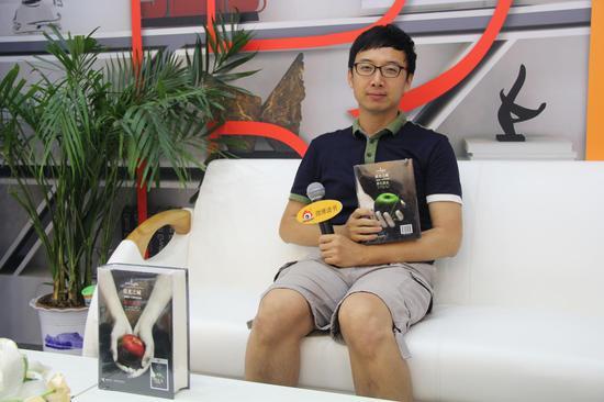周锦做客上海书展新浪直播间,畅谈《暮光之城》