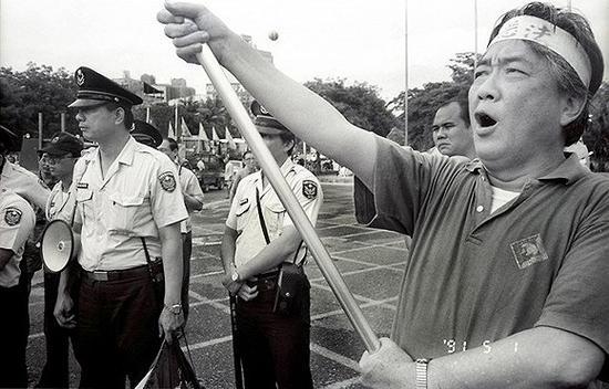 1996年5月1日,陈映真参加高雄五一游行。