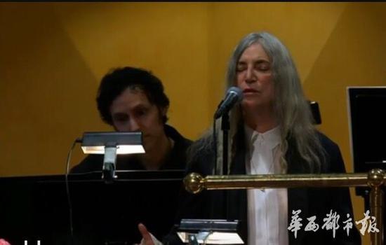 美国女歌手、诗人帕蒂·史密斯(Patti Smith)代为领奖,并演唱鲍勃·迪伦1963年经典作品《A Hard Rain s a-Gonna Fall》。