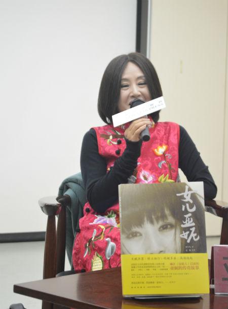 亚妮集演员、主持人、导演、作家、公益活动家身份于一身