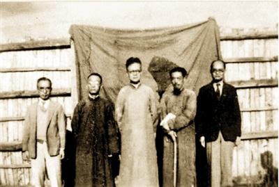 1945年西南联大中文系教授在昆明,朱自清、罗庸、罗常培、闻一多、王力(从左至右)。
