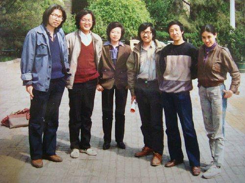 1989春,骆一禾(左二)与西川、老木、欧阳江河、翟永明等。