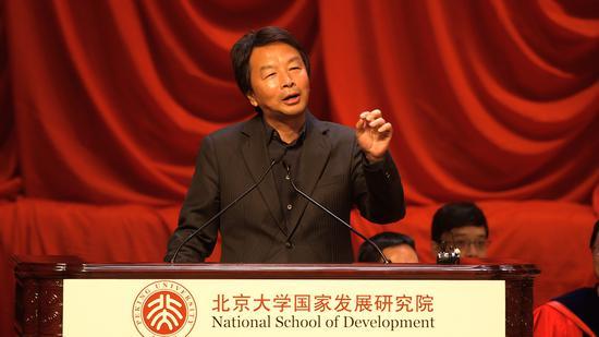 图一:刘震云在北京大学国家发展研究院2017届毕业典礼上演讲