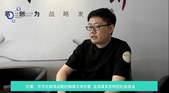 跳舞,原名陈彬,江苏南京人,起点中文网白金作家,中国作协会员、具有强大号召力的网络职业作家之一。2011年加入中国作家协会,成为继唐家三少之后第二位加入中国作家协会的网络作家。2013中国网络作家富豪榜,跳舞以550万元的版税收入位居第十,引发广泛关注。2016年,江苏省网络作家协会正式成立,跳舞当选主席。他的作品简繁体出版畅销海峡两岸,多部作品已完成网络游戏跨平台改编,读者遍布全球华语文化圈。代表作品有四大西方奇幻小说《变脸武士》《恶魔法则》《猎国》和《天骄无双》以及四大都市小说《欲望空间》《嬉皮笑脸》《邪气凛然》和《天王》。此外还有东方玄幻小说《至尊无赖》,都市异能小说《天启之门》等作品。