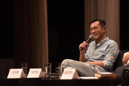 曾经演绎黄易小说《寻秦记》主角项少龙的著名艺人古天乐,不但畅谈拍摄《寻秦记》电视剧的点滴,更分享了他与黄易先生聚首的一顿饭。