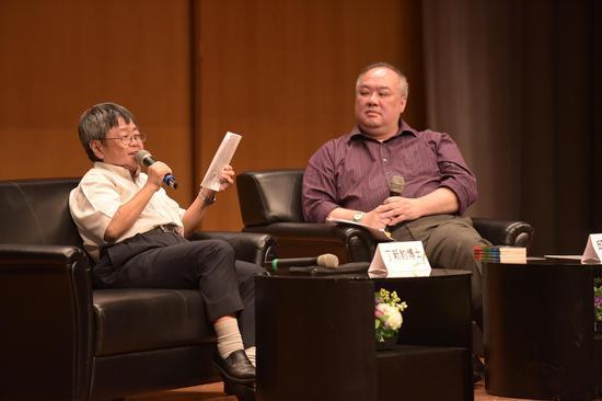研究本地武侠小说的邱健恩博士(右)与香港历史权威丁新豹博士(左),娓娓向读者道出黄易先生的生平的不少轶事,令读者对黄易先生有更立体的认知。