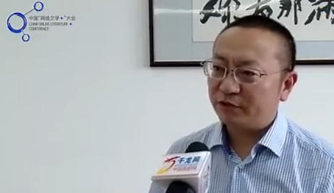 沈浩波,诗人、出版人。1976年出生于江苏泰兴,1999年毕业于北京师范大学。出版有诗集《心藏大恶》《文楼村记事》《蝴蝶》《命令我沉默》。
