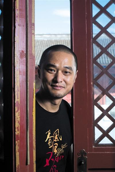 冯唐,1971年生于北京,诗人、作家、古器物爱好者。1998年获协和医科大学临床医学博士,2000年获美国埃默里大学MBA学位,前麦肯锡公司全球合伙人,华润医疗集团创始CEO。现从事医疗投资,业余写作。代表作《十八岁给我一个姑娘》《万物生长》《北京,北京》《活着活着就老了》等。 新京报记者 侯少卿 摄