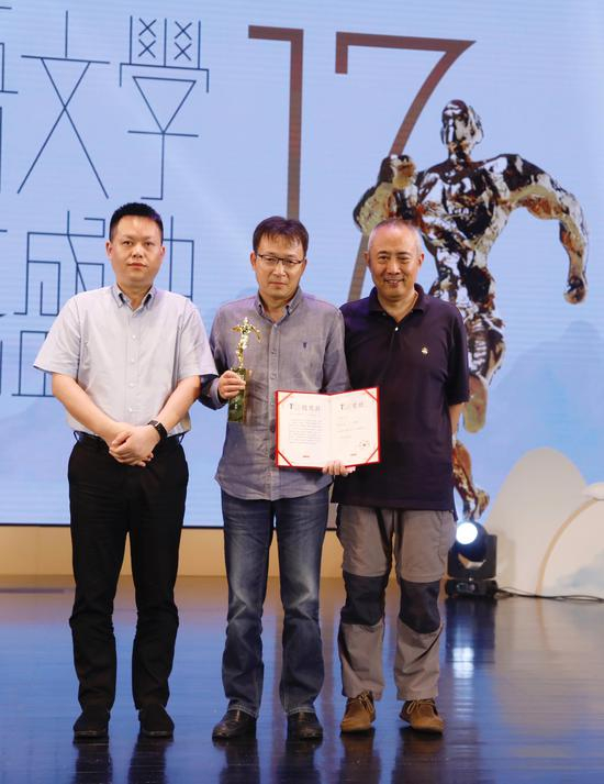 李洱凭借长篇小说《应物兄》折桂2018“年度杰出作家” 摄影:陈辉