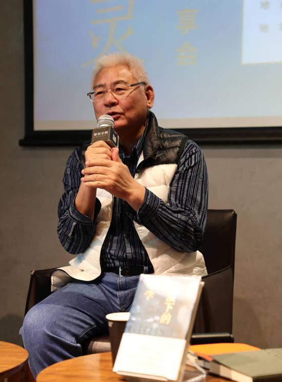 李长声表示《巨浪下的小学》书写真实