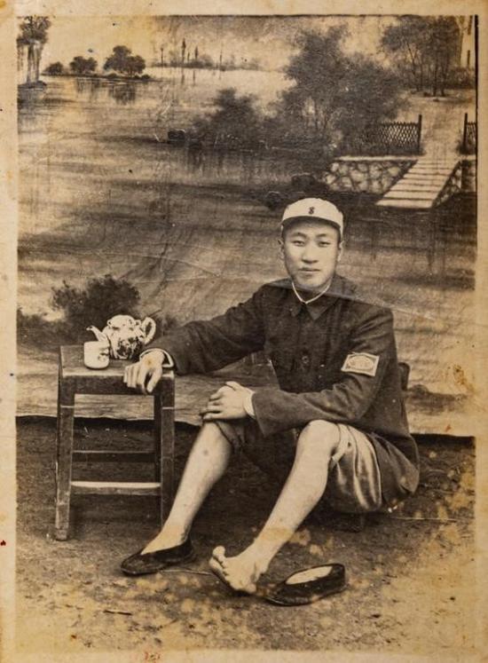 马未都父亲马丹林摄于解放战争行进途中,这是他父亲的第一张照片