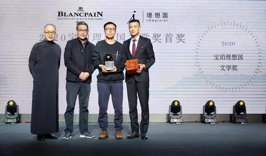 第三届宝珀理想国文学奖在京盛大揭晓。青年作家双雪涛以作品《猎人》摘得首奖