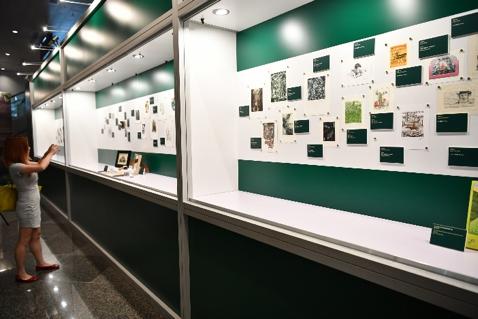 “方寸情怀”则与香港藏书票协会合作,展出本地和多个国家的精选藏书票、藏书票制作工具等珍藏展品,更有特别为今届书展制作的《韦斯利》藏书票,备受注目。