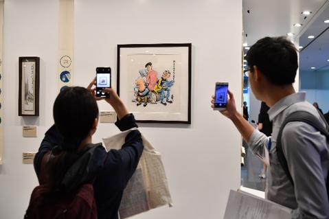 “三十连绵书展情”展区,展出历届书展的珍贵照片、文艺廊纪念品、书展印章及纪念封等,与读者重温过去香港书展的点滴,共同见证历年书展的变迁。