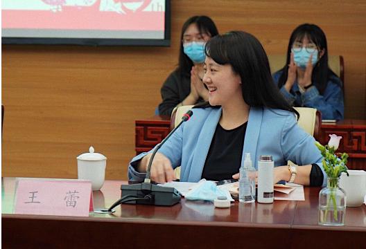 首都师范大学儿童文学教育研究基地主任、儿童文学作家王蕾 在发言中