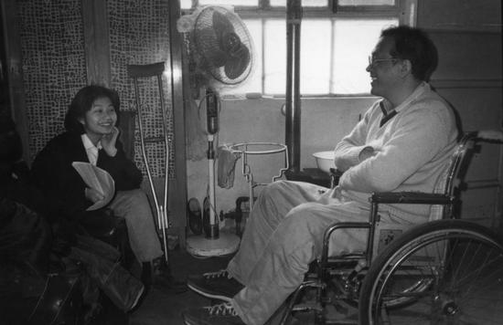 约1991年史铁生与妻子陈希米在家中(王文澜摄)