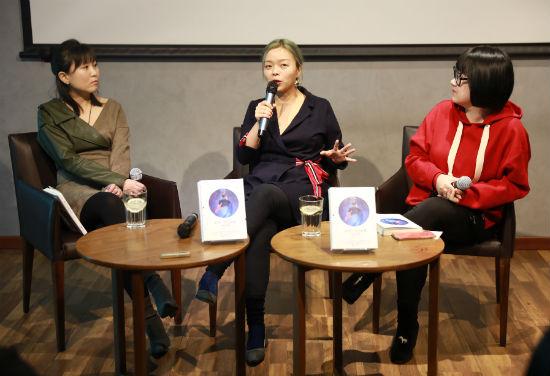 张春和两位好闺蜜,知名编剧柏邦妮,华语文学传媒大奖得主文珍在读者见面会上